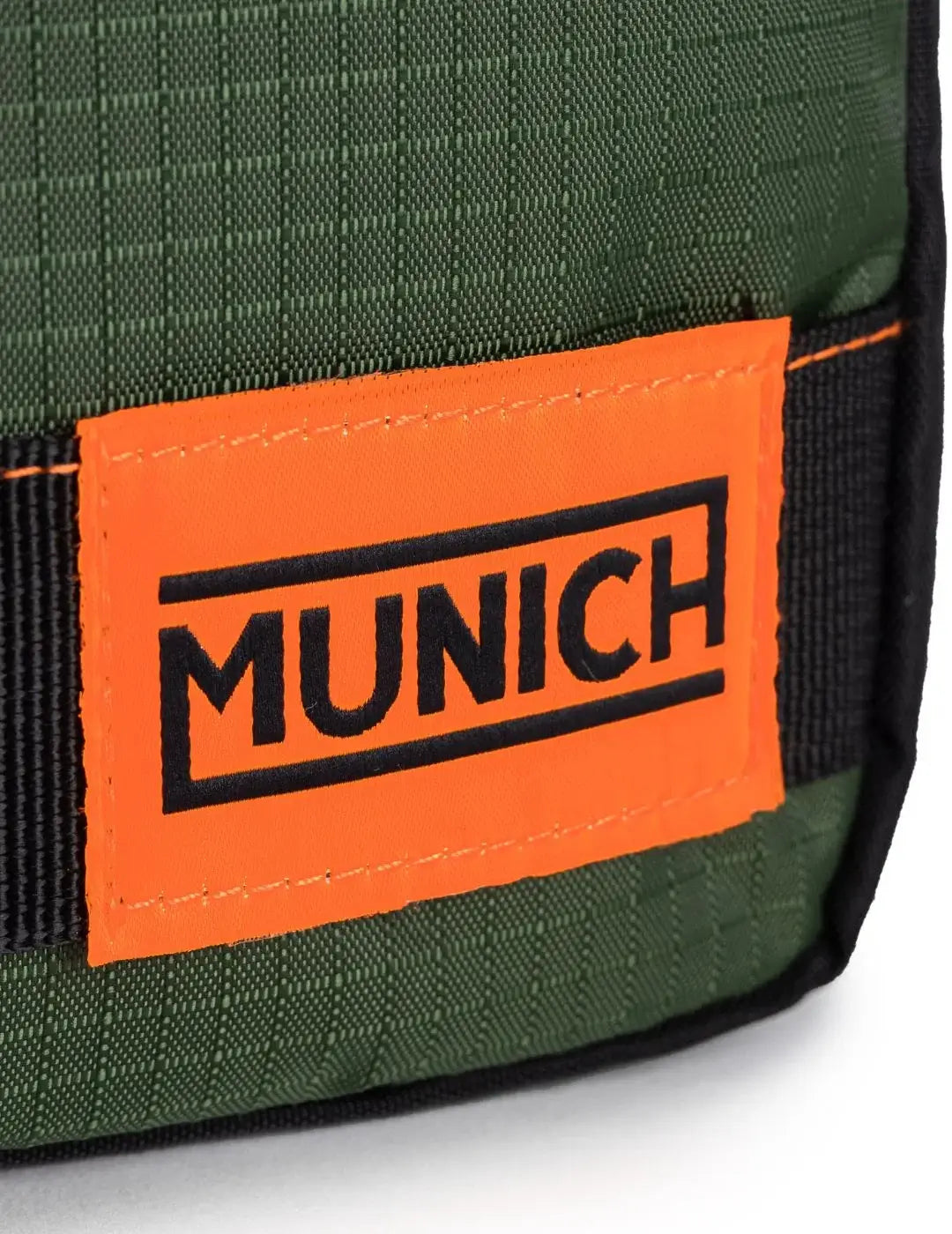 Bandolera Unisex Munich Kick Crossbody Verde | Bicos de Fío