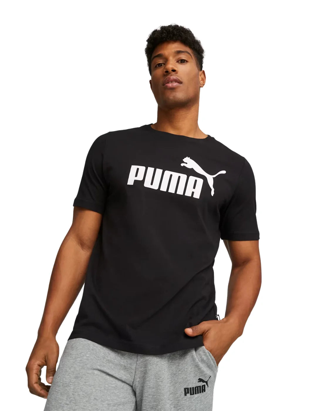 Camiseta PUMA Logo Essentials Negro | Bicos de Fío