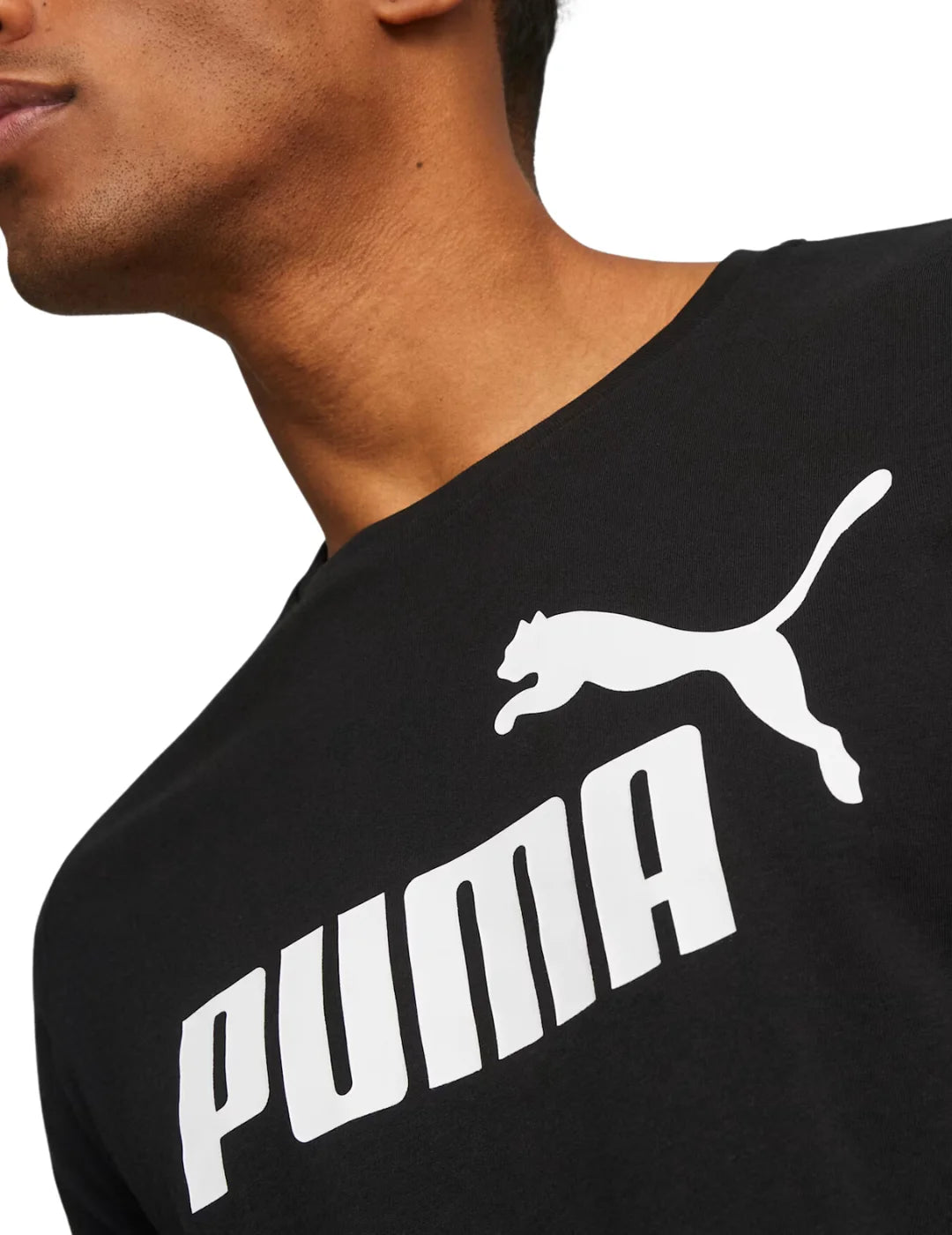 Camiseta PUMA Logo Essentials Negro | Bicos de Fío